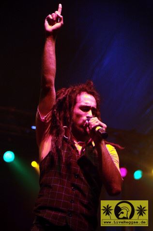Sebastian Sturm (D) and The Jin Jin Band 13. Chiemsee Reggae Festival - Übersee - Tent Stage 18. August 2007 (15).JPG